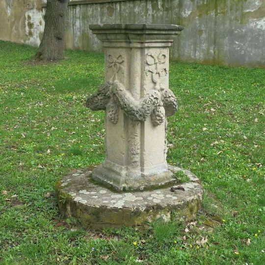 Ozdobný sloup v zámecké zahradě v Duchcově