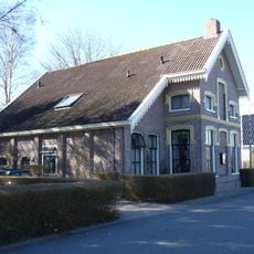 Sluiswachterswoning met aangebouwde schuur