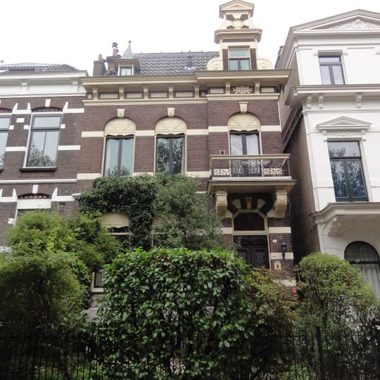 Herenhuis met hek uit 1889 in neorenaissance-stijl