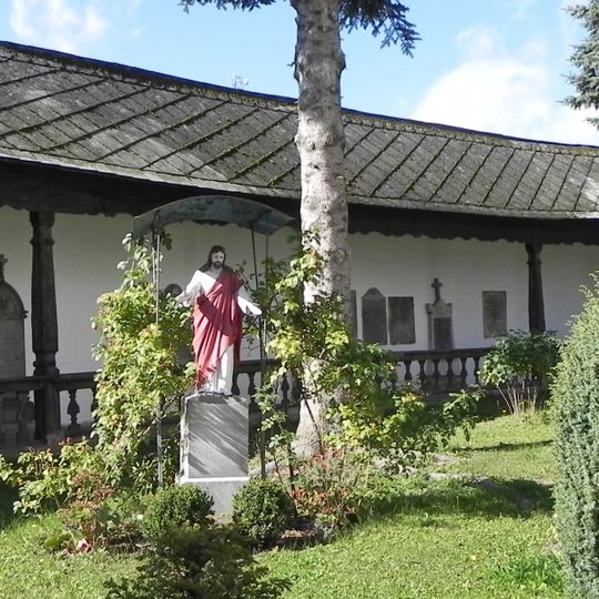 Mur z obejściem podcieniowym z bramami