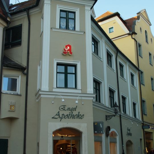 Wohn- und Geschäftshaus, Engelapotheke