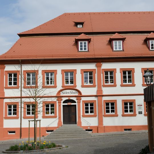 Ehemaliger Kanonikatshof, Doppelhaus, ab 1803 Schulhaus, ab 1840 Kloster