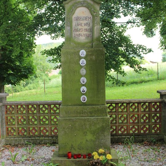 Pomník padlým na návsi v Tytrech