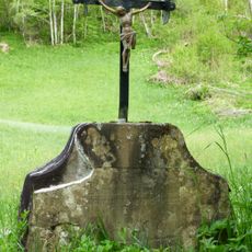 Steinsockel mit Kreuz