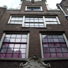 Pand met halsgevel met gedeelde vleugelstukken en palmet in de afdekking