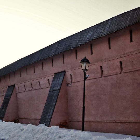 Прясло южной стены между Юго-восточной наугольной башней и Входной башней