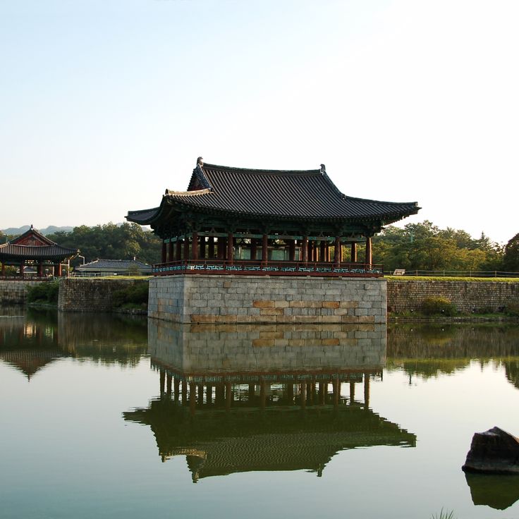 東宮と月池