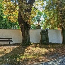 Socha nedaleko kostela Nejsvětější Trojice v Hluboši