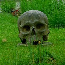 Plastika Lebka v areálu Akademie ve Světlé nad Sázavou