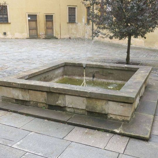 Kašna na nádvoří zámku v Jičíně