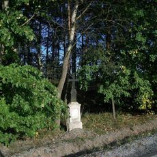 Kříž u Horního Hradiště na okraji lesa