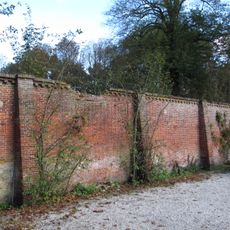 Marlot: twee tuinmuren met entree