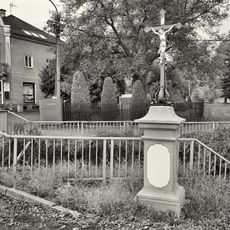 Kříž u potoka na rozcestí ze silnice 13 v Libouchci