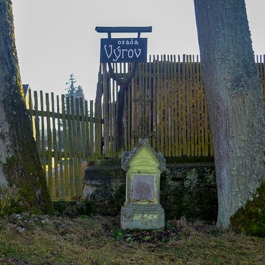 Kříž ve Výrově u rozcestí