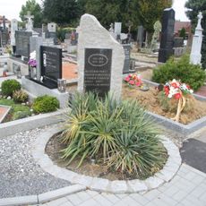 Památník obětem světových válek na hřbitově