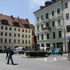 Wohnhaus mit Läden mit originalen Fronten in geschlossener Bebauung, Eckhaus Klosterplatz 14 (Hauptanschrift: Nonnenstraße 19)