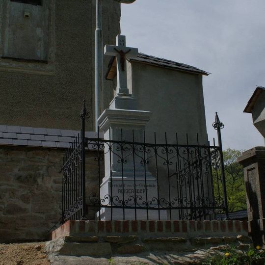 Boží muka u vchodu do kostela sv. Michala v Rejcharticích