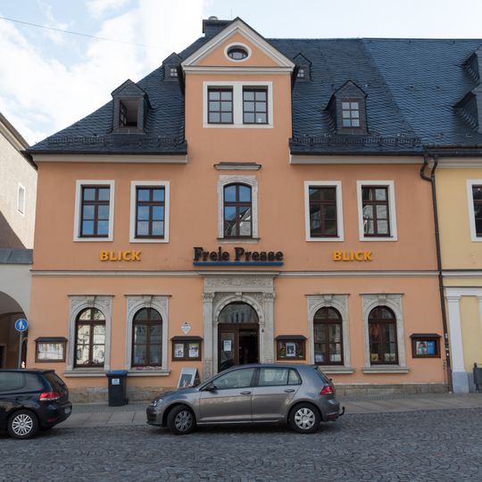 Barockes Bürgerhaus mit Mittelrisalit und zweigeschossigen Seitenflügeln Markt 8