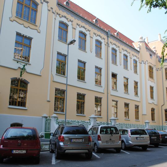 Gymnázium a oplotenie s brán. , gymnázium