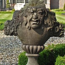 Den Aalshorst: twee natuurstenen vazen