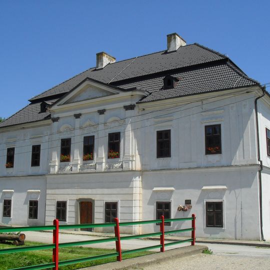 Kaštieľ so záhradou, kaštieľ