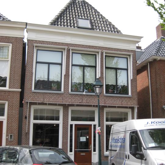 Pand met lijstgevel, dakschild en topschoorsteen