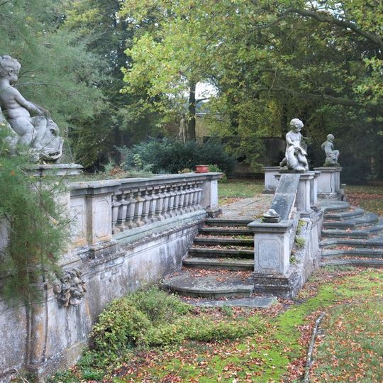 Sochy puttů s rybami na schodišti v zámeckém parku ve Vidimi