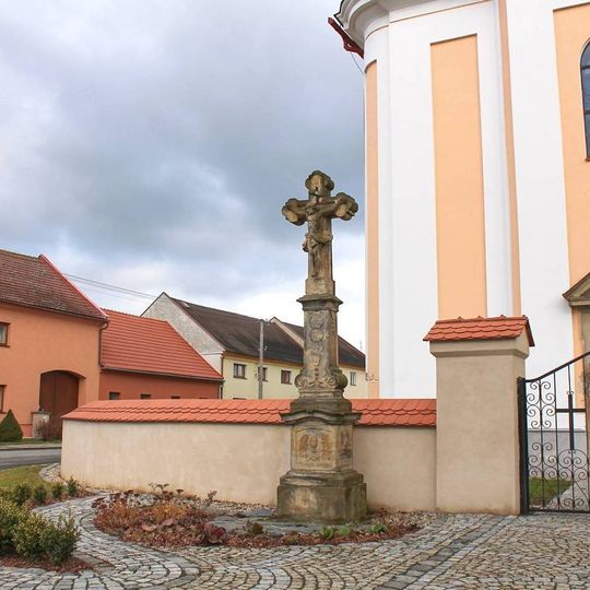 Kříž ve Štarnově před kostelem