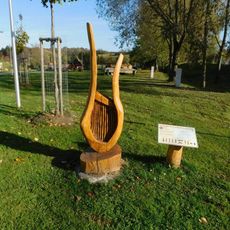 Plastika "Lyra" v Kytíně