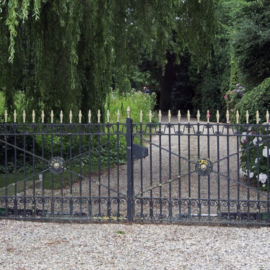 Gansenhoef, een toegangshek met rondboogbrug