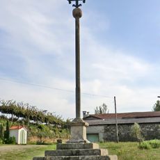 Cruzeiro situado no largo fronteiro ao cemitério