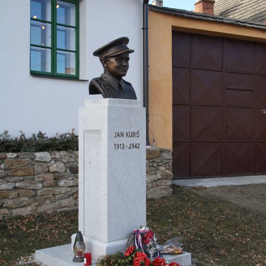 Pomník Jana Kubiše před jeho rodným domem v Dolních Vilémovicích