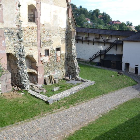 Starý zámok, nádvorie hradné II.