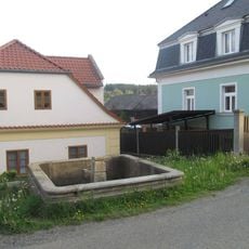 Kašna u čp. 30 v západní části Manětína