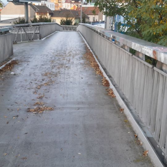 Lávka přes ulici Sportovní a staré královopolské nádraží