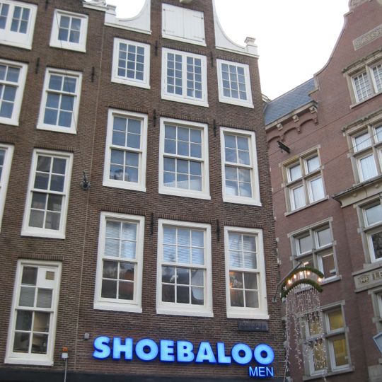 Pand met halsgevel met hoekvazen