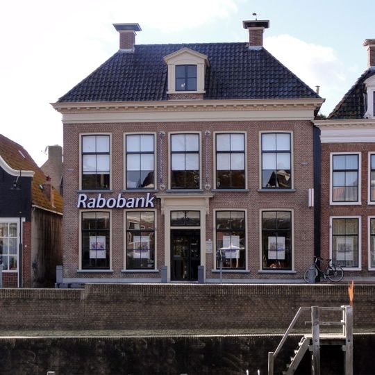 Pand met verdieping onder schilddak