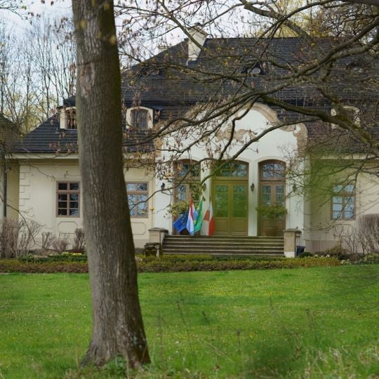 Dwór z otoczeniem parkowym w Karniowicach