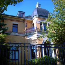 Villa „Hugo Hauffe“, Kutscherhaus und Einfriedung sowie gesamtes Gartengelände mit parkähnlicher Gestaltung und drei Plastiken Wettinplatz 3