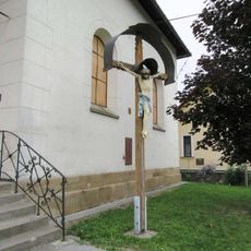 Kříž v Pískově u kaple