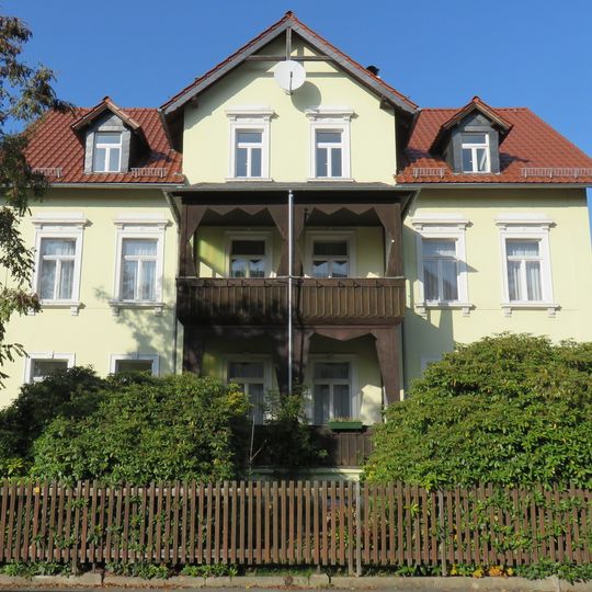 Frei stehendes Mietshaus mit Garten Curiestraße 1