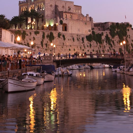 Murada sobre el Port de Ciutadella