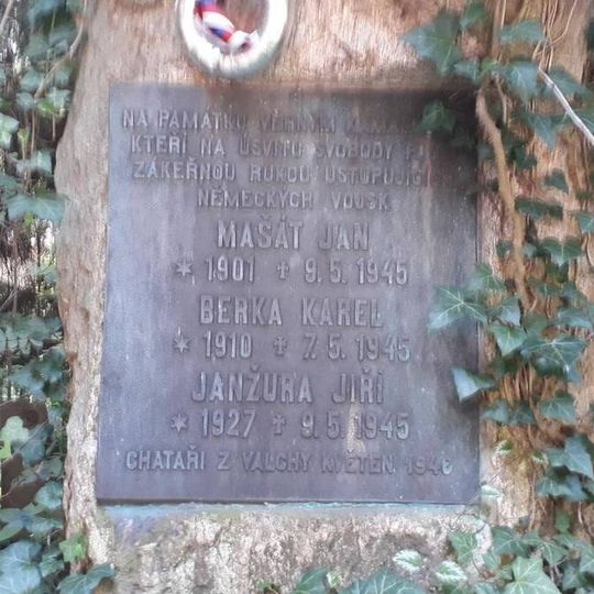 Pomník padlým v chatové osadě Valcha