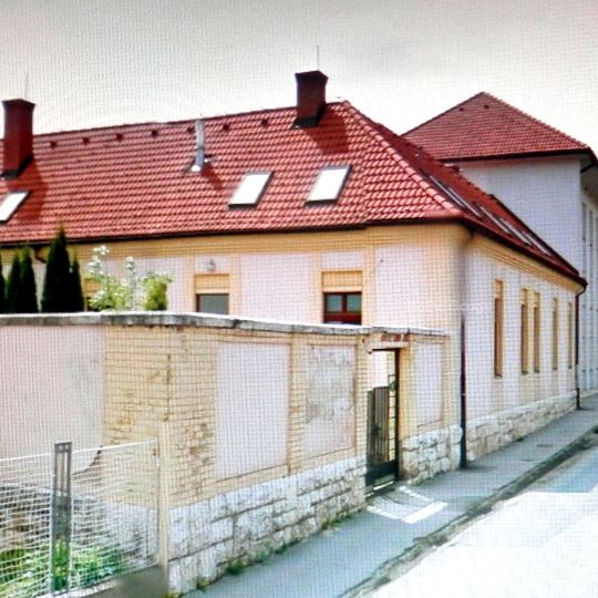 Súd s areálom, múr ohradný