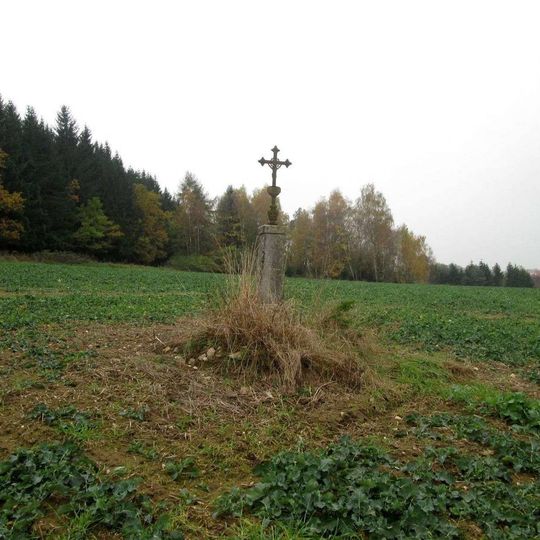 Kříž východně od Újezdce v poli