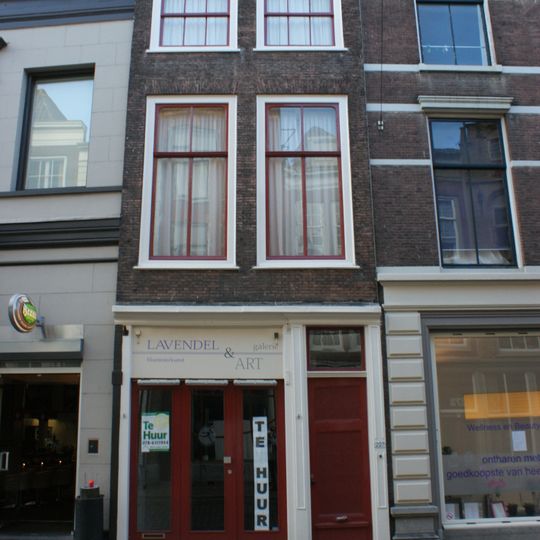 Pand met lijstgevel met verkropte lijst