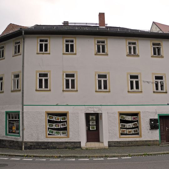 Wohn- und Geschäftshaus in offener Bebauung Dresdner Straße 8