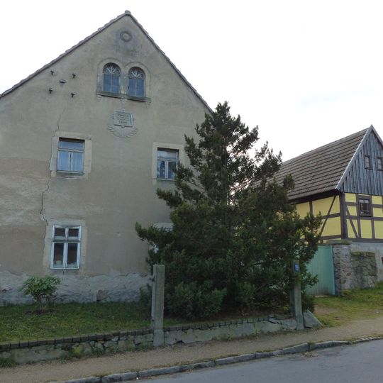 Wohnstallhaus und winkelförmig angebaute Scheune eines Zweiseithofes Großenhainer Straße 47