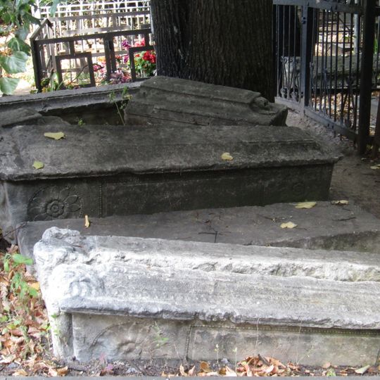 Художественные надгробия, расположенные на территории кладбища церкви Рождества Иоанна Предтечи в селе Ивановском