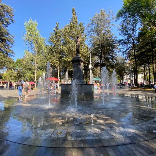Fuente Mujer con Flores